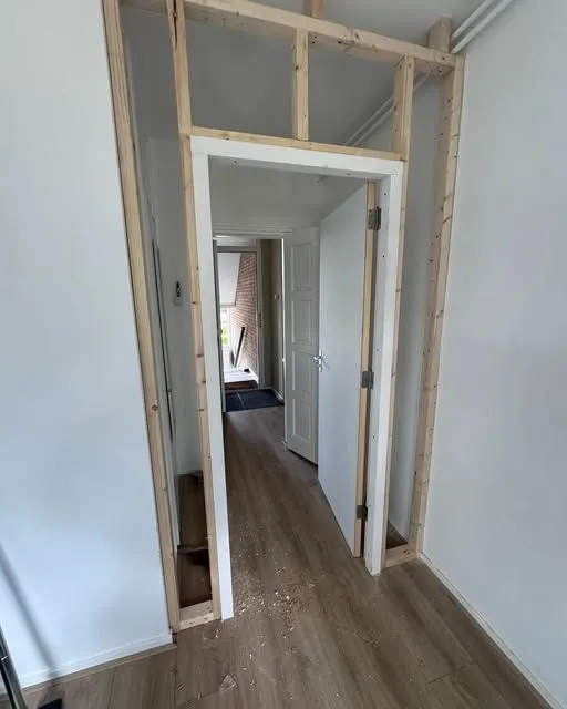 Nieuwe binnenwand in houtskeletbouw tijdens een verbouwing